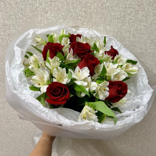 Букет «Любимой» из красных роз и белых альстромерий Зеленогорск Красноярский край
