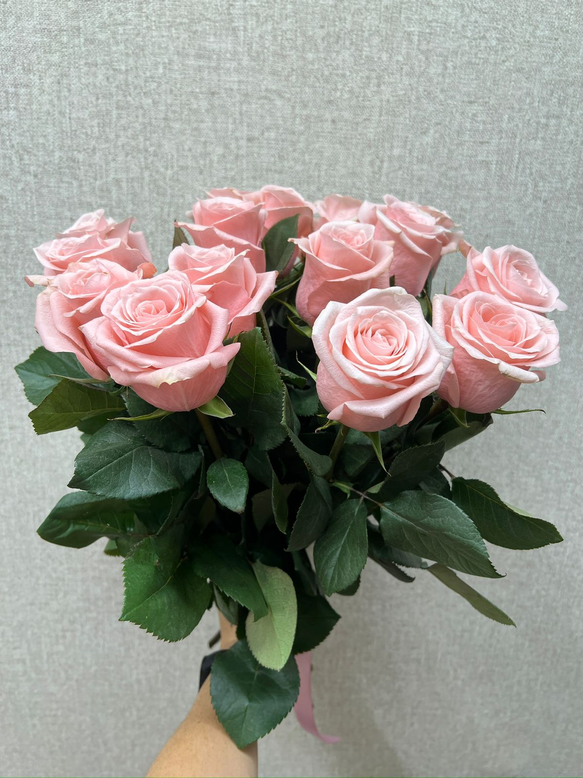 Букет из 15 розовых роз в Зеленогорске Красноярского края Букет из 15 розовых роз Зеленогорск Красноярский край