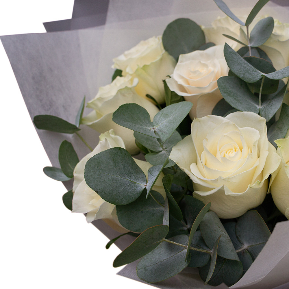 Букет из 9 белых роз с эвкалиптом в Зеленогорске Красноярского края