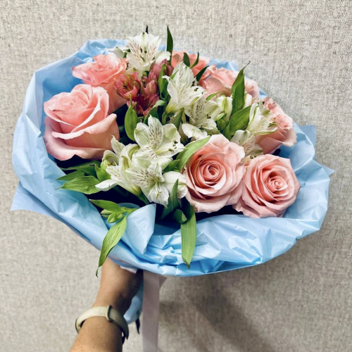 Букет «Фреш» – нежность розовых роз и белых альстромерий Зеленогорск Красноярский край