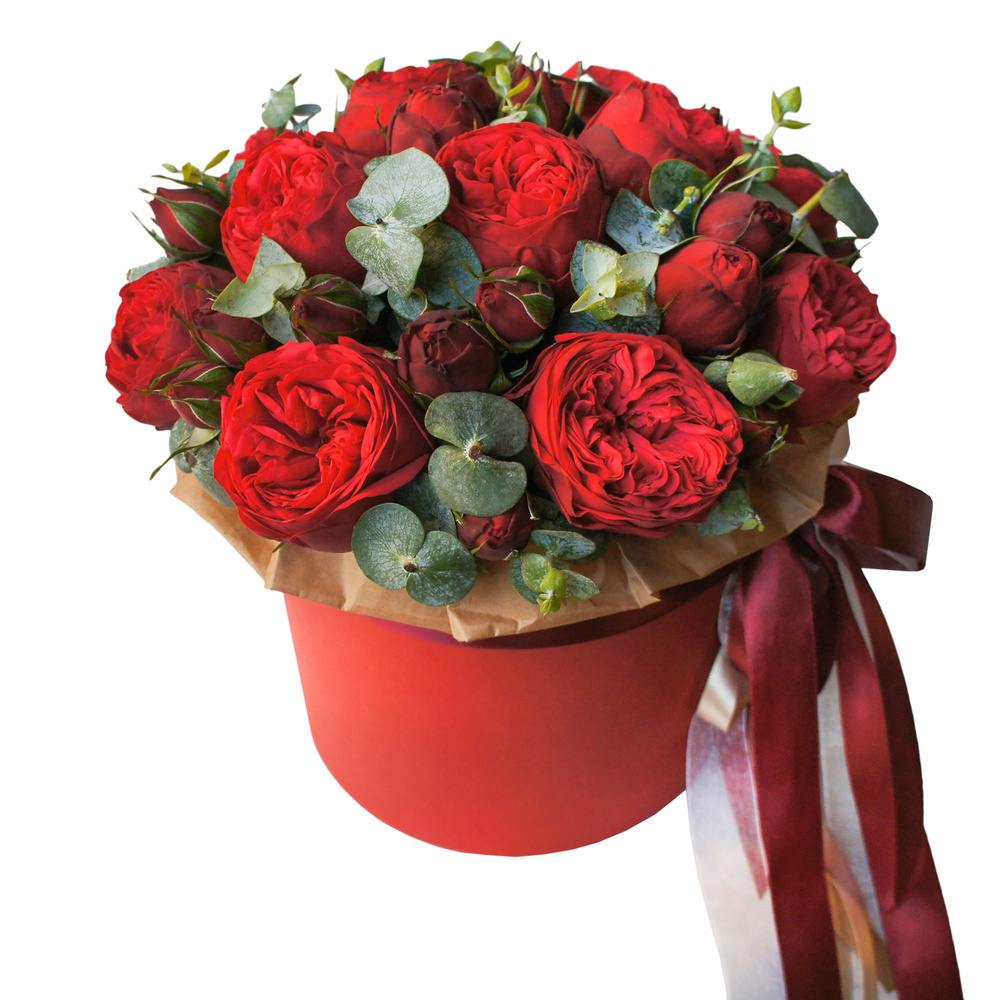 Букет из 11 пионовидных роз «Рэд Пиано» в шляпной коробке в Зеленогорске Красноярского края