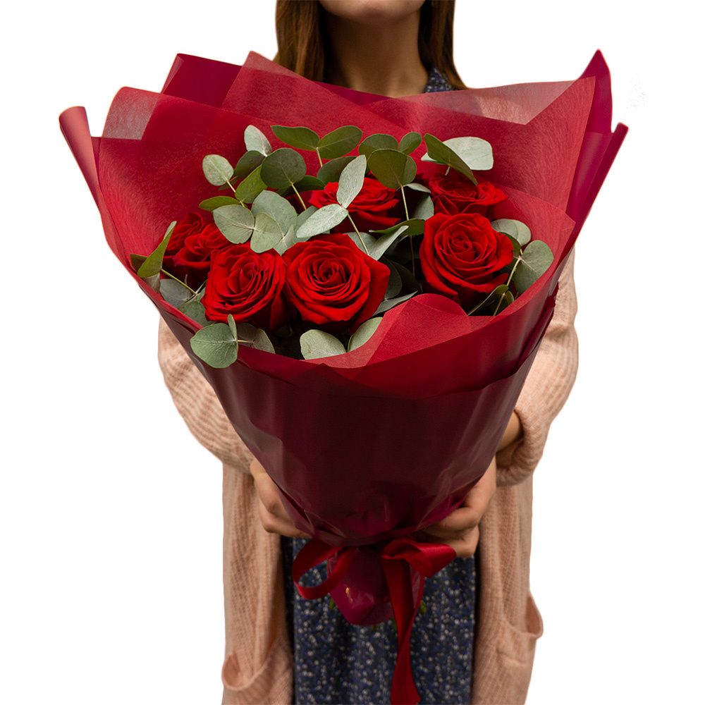 Букет из 9 красных роз с эвкалиптом в Зеленогорске Красноярского края