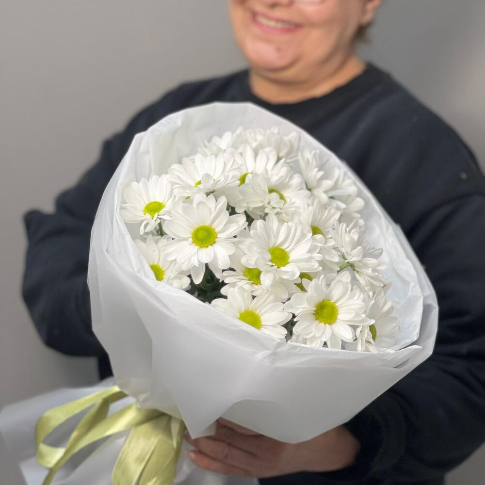 Букет «Ромашковый» из белых кустовых хризантем в Зеленогорске Красноярского края