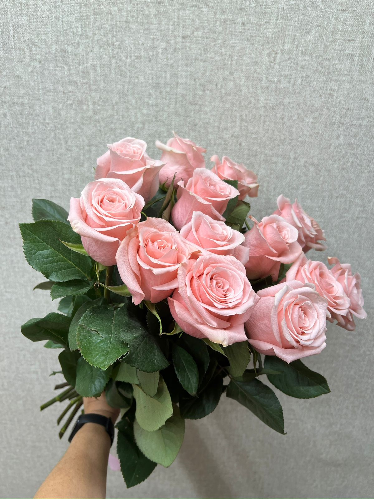 Букет из 15 розовых роз в Зеленогорске Красноярского края Букет из 15 розовых роз Зеленогорск Красноярский край