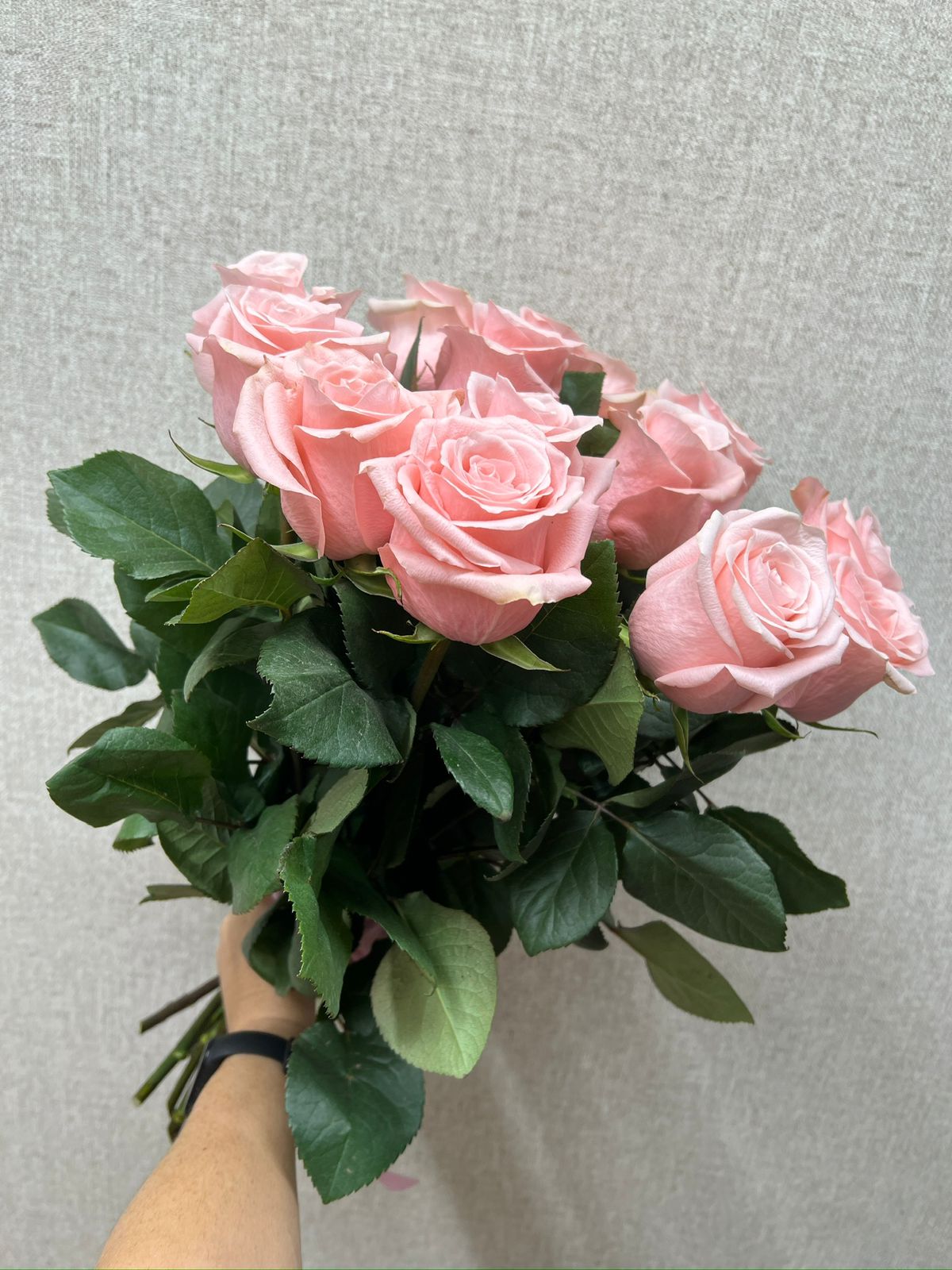 Букет из 15 розовых роз в Зеленогорске Красноярского края Букет из 15 розовых роз Зеленогорск Красноярский край