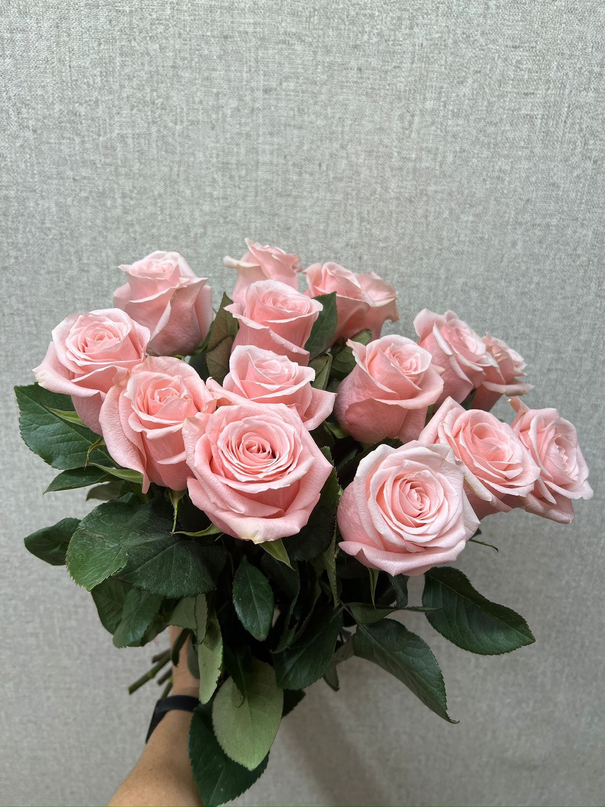 Букет из 15 розовых роз в Зеленогорске Красноярского края Букет из 15 розовых роз Зеленогорск Красноярский край